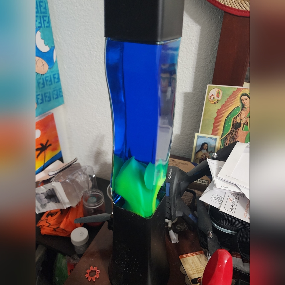 Auraled lava lamp with built-in Bluetooth